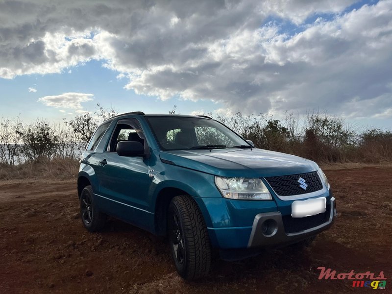 2009' Suzuki Grand Vitara photo #2