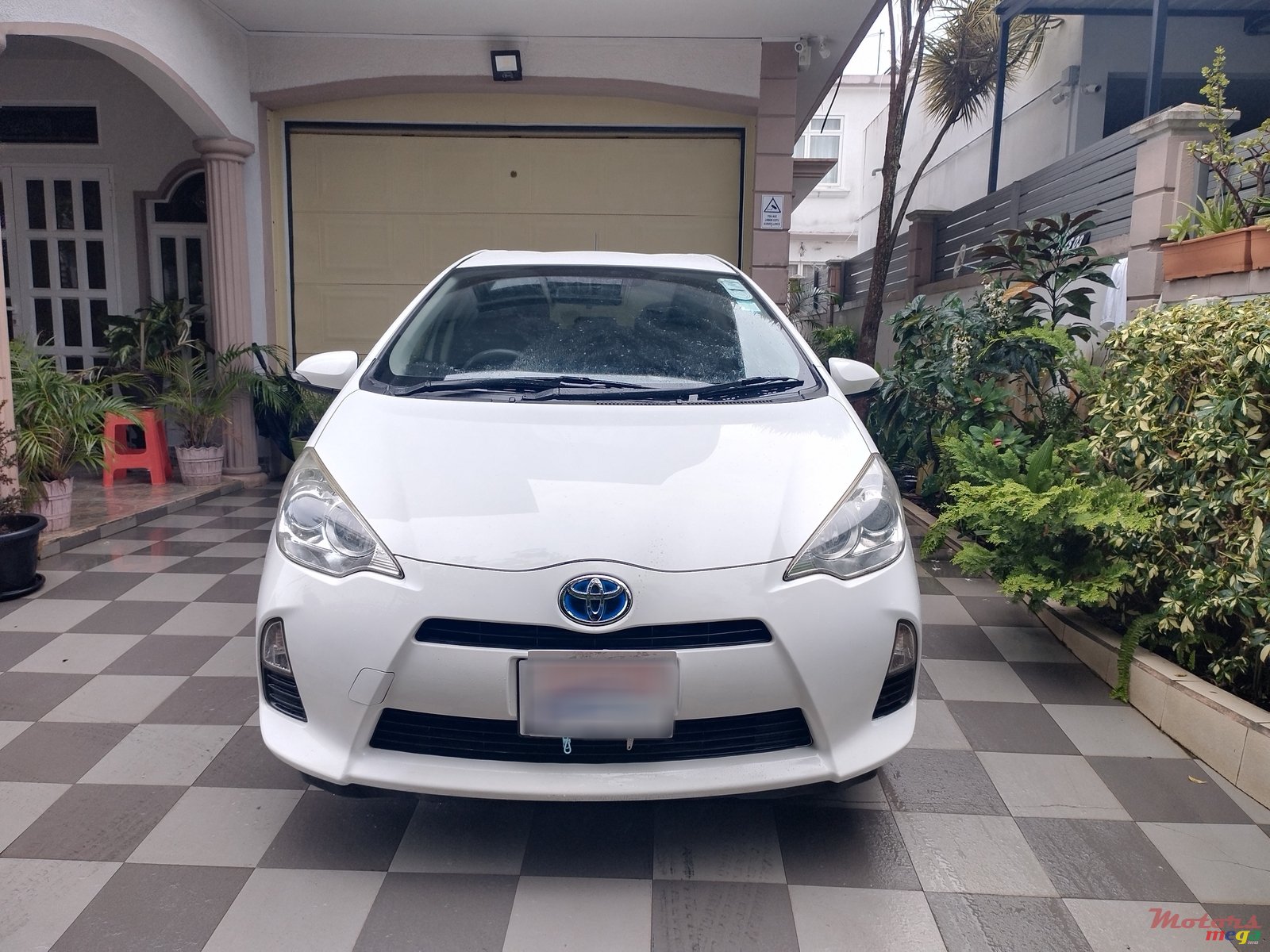 2015' Toyota Aqua photo #2