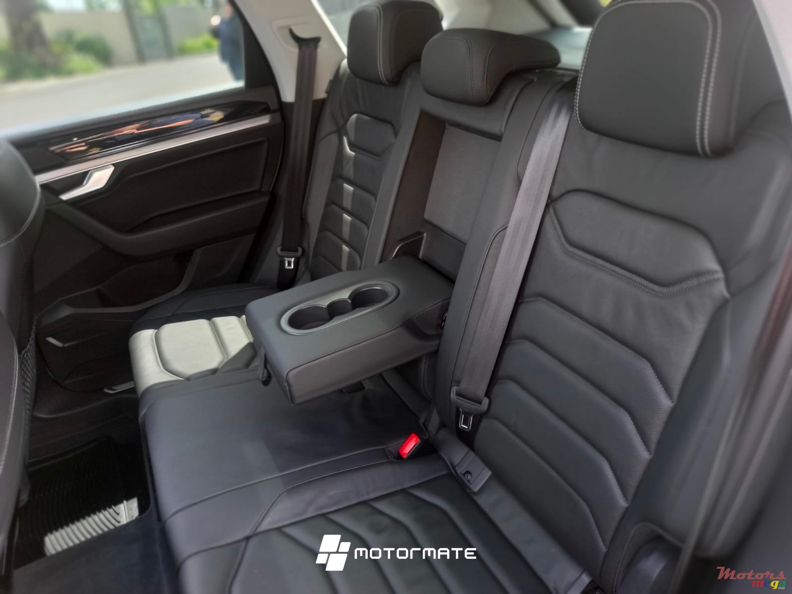 2024' Volkswagen Touareg LUXURY photo #4