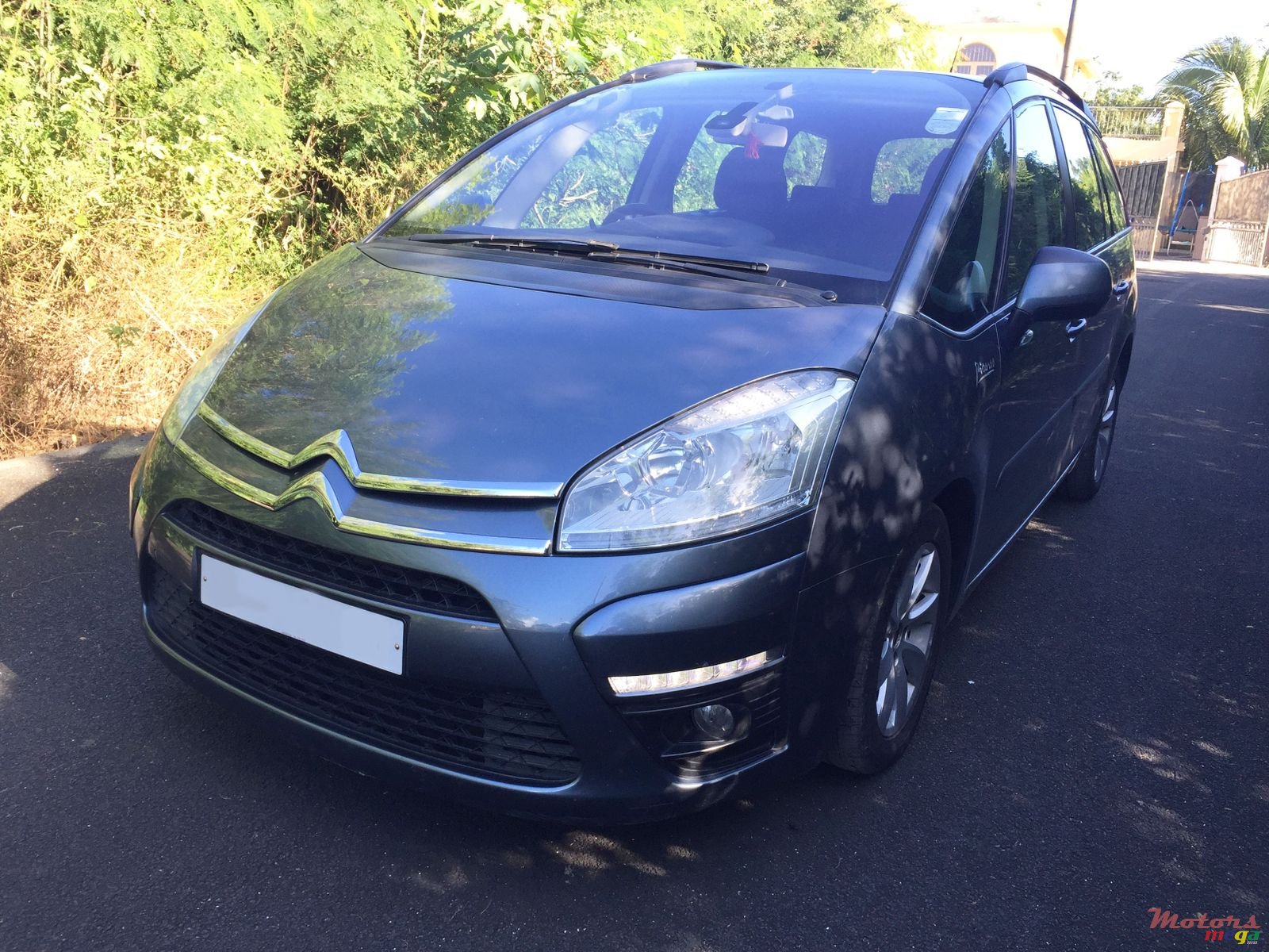 2011' Citroen Grand C4 Picasso photo #1