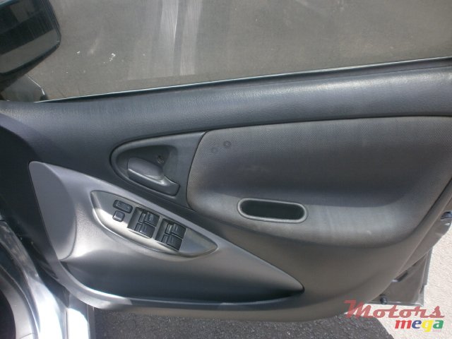 2001' Toyota Vitz photo #7