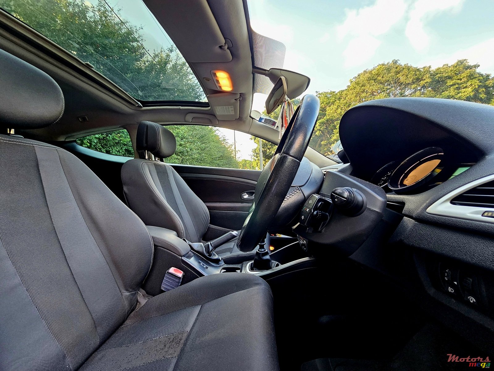 2013' Renault Megane Coupé 2 door photo #6