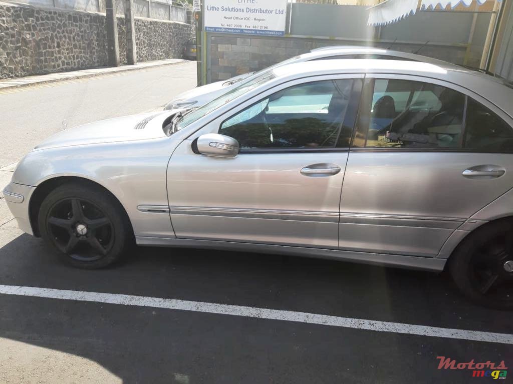 2004' Mercedes-Benz C-Class photo #2