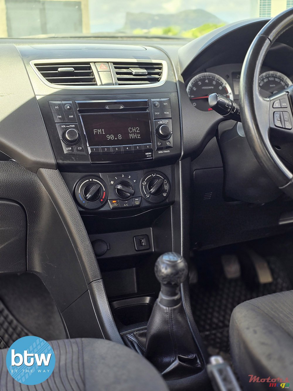 2011' Suzuki Swift photo #7