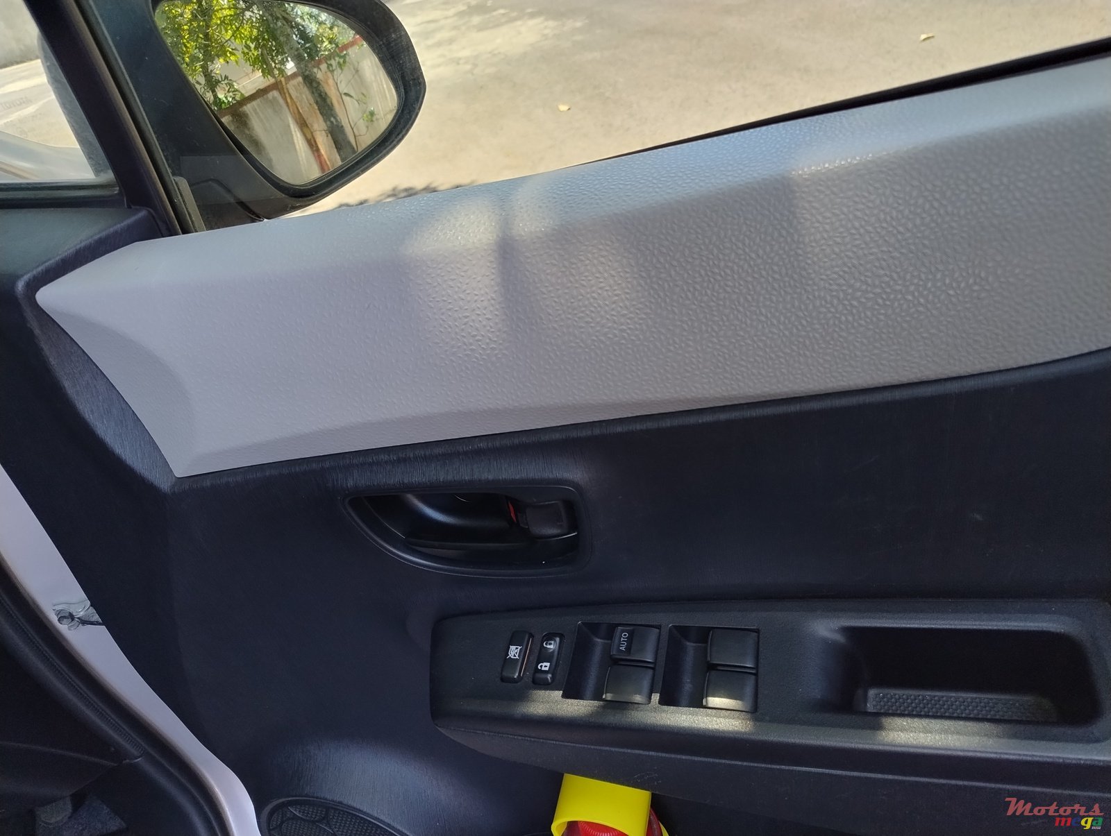 2012' Toyota Vitz photo #7