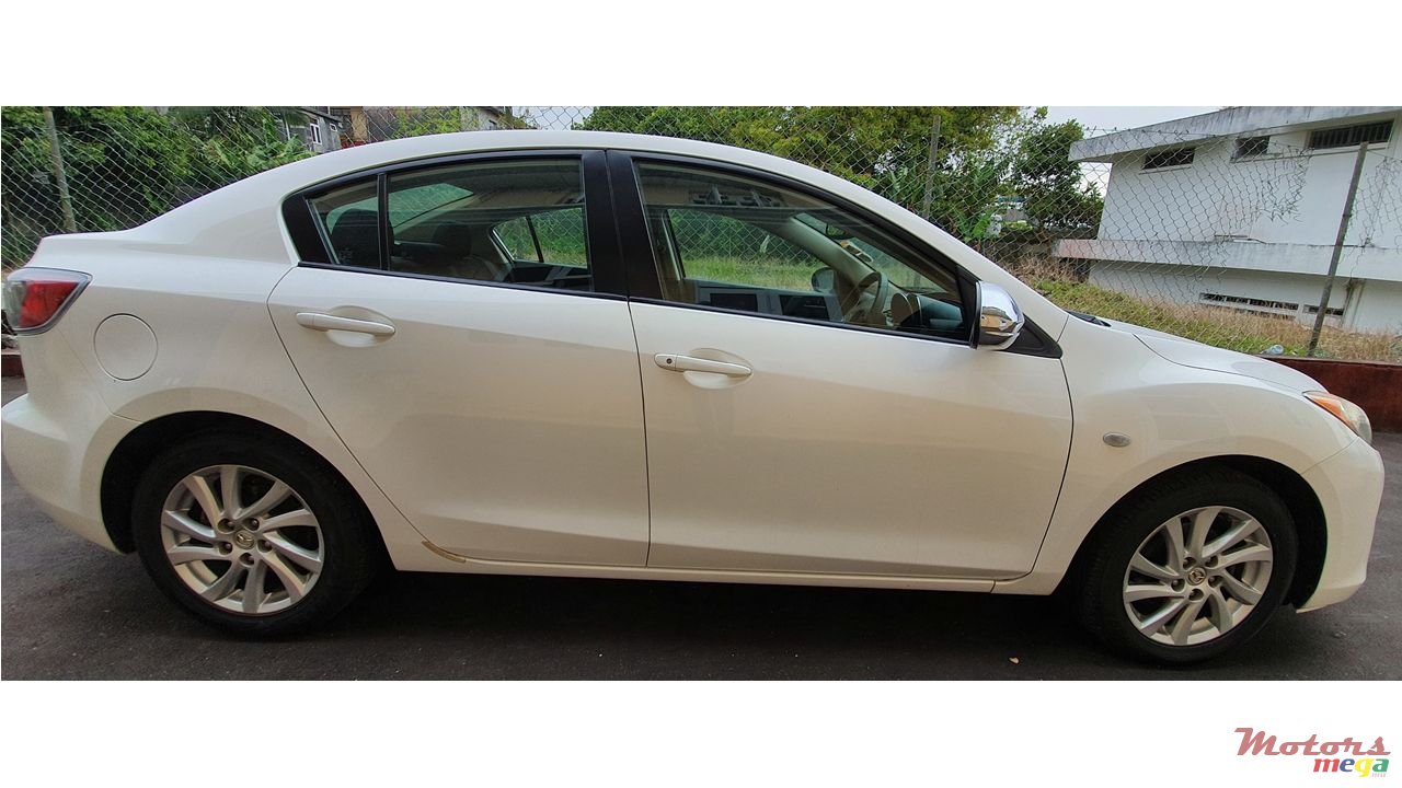 2013' Mazda 3 photo #3