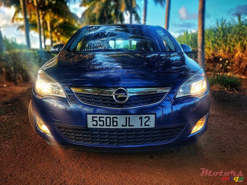 2012' Opel Astra None photo #2