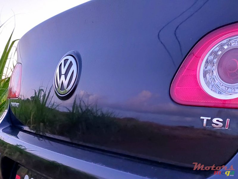 2009' Volkswagen Passat 1.4 Turbo photo #1