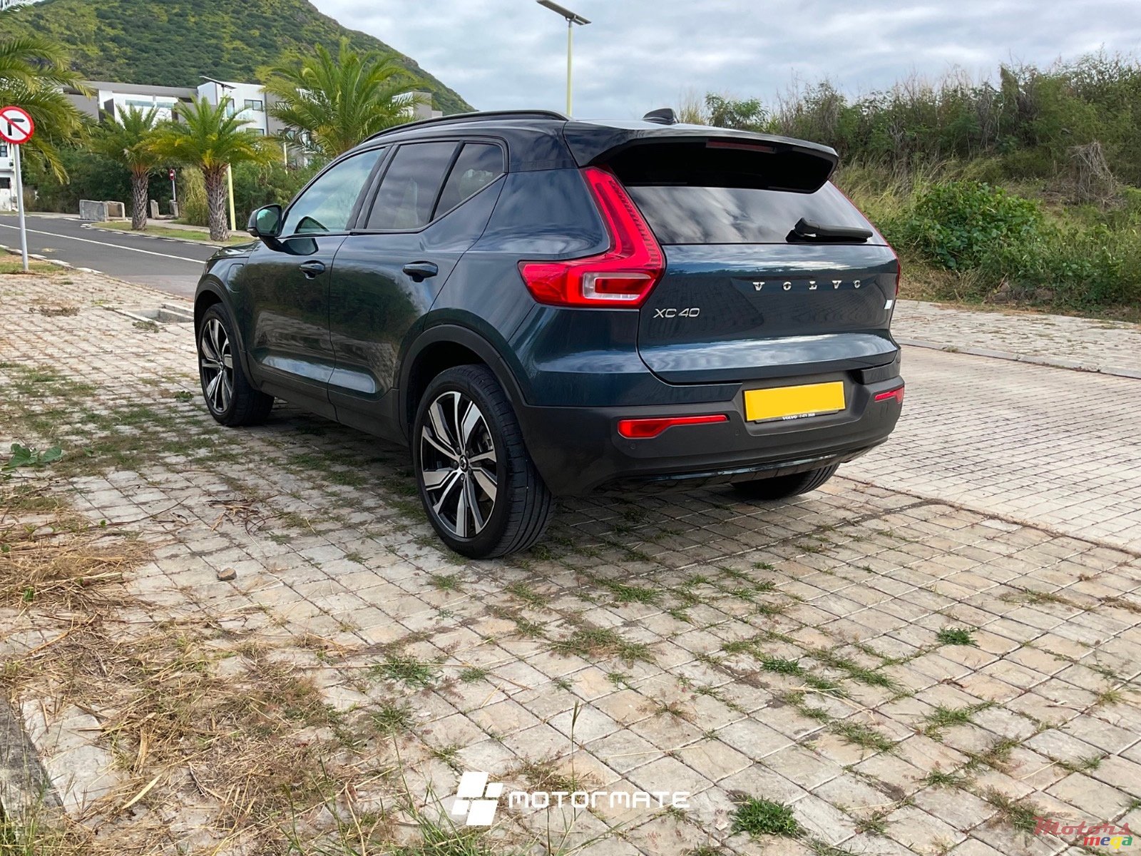 2022' Volvo XC40 RECHARGE photo #3