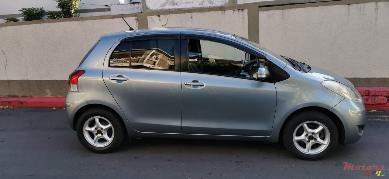 2009' Toyota Vitz photo #4