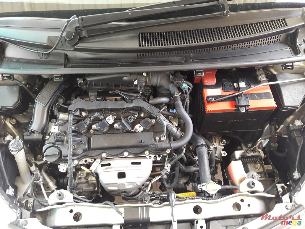 2011' Toyota Vitz photo #7