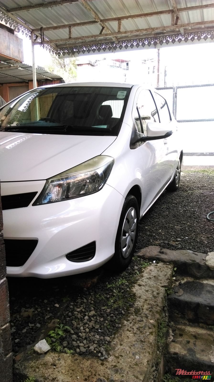 2011' Toyota Vitz photo #2