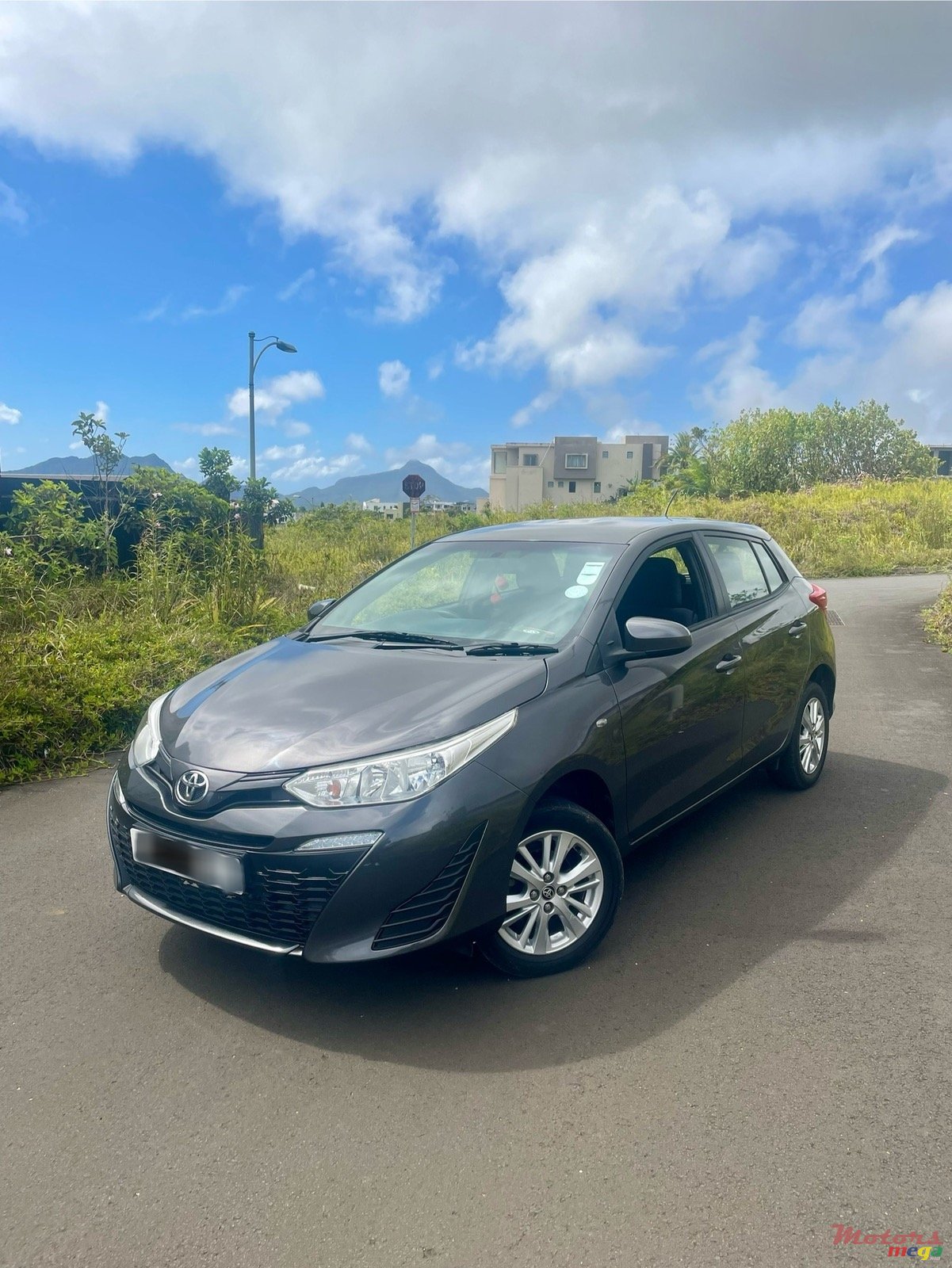 2018' Toyota Yaris Hatchback photo #1