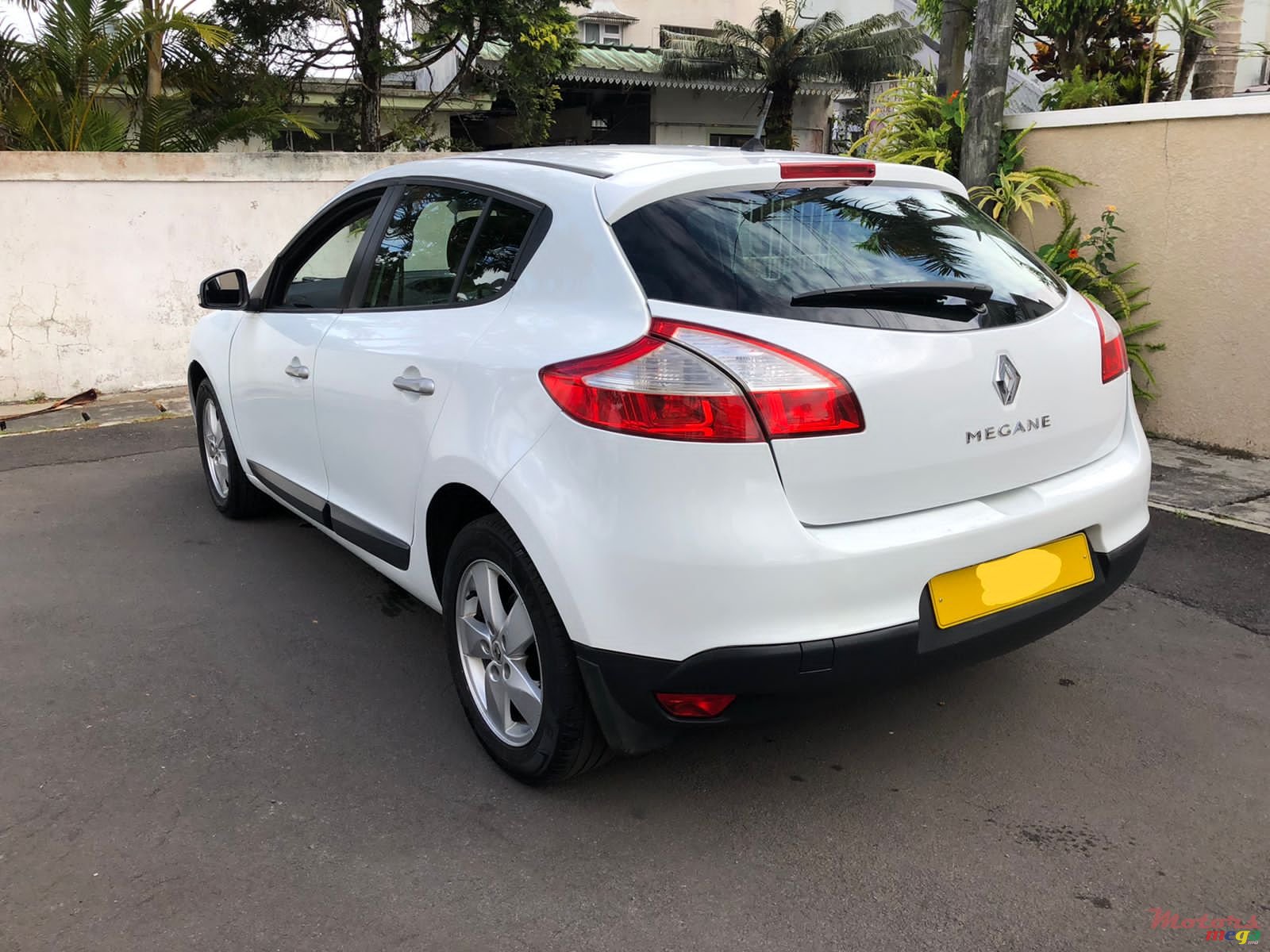 2011' Renault Megane photo #3