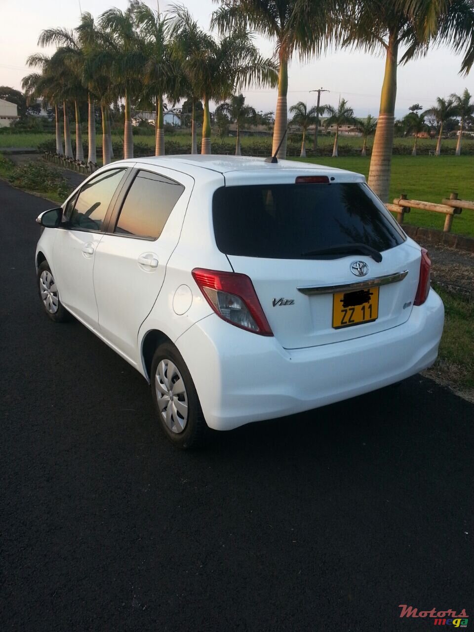 2011' Toyota Vitz 1300cc photo #2