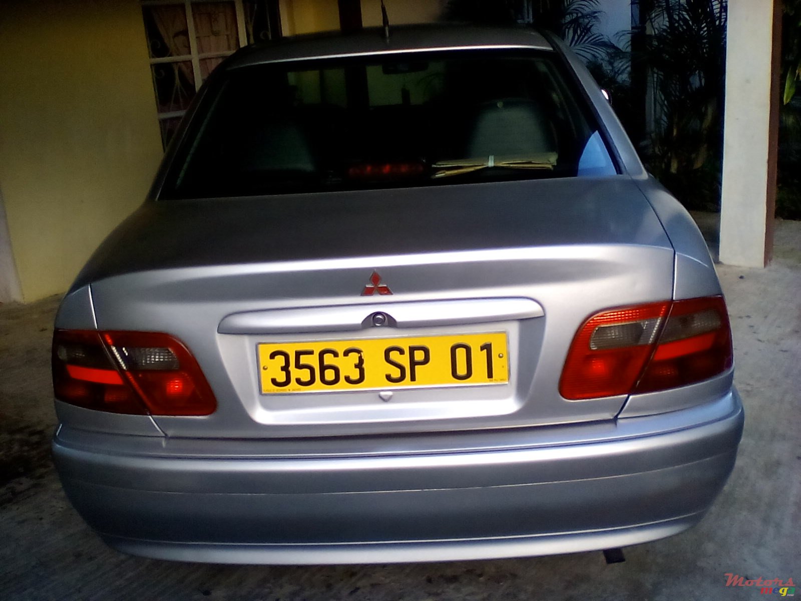 2001' Mitsubishi Carisma photo #1