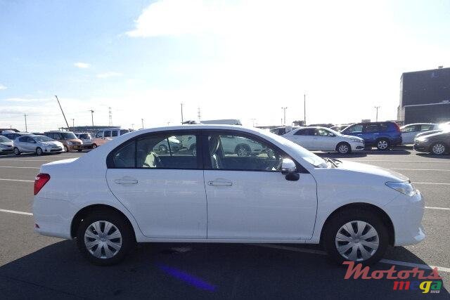 2017' Toyota Corolla Axio x photo #3