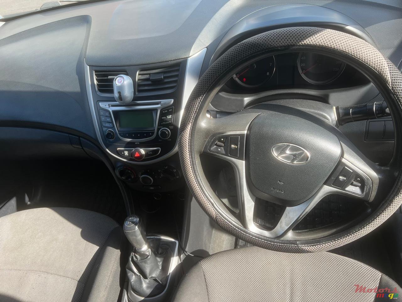 2011' Hyundai Accent photo #2