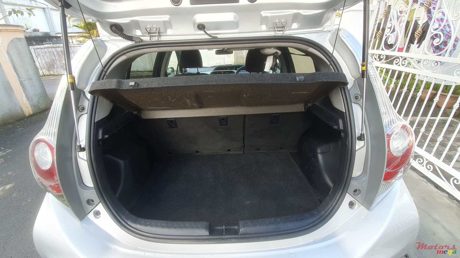 2012' Toyota Prius photo #5