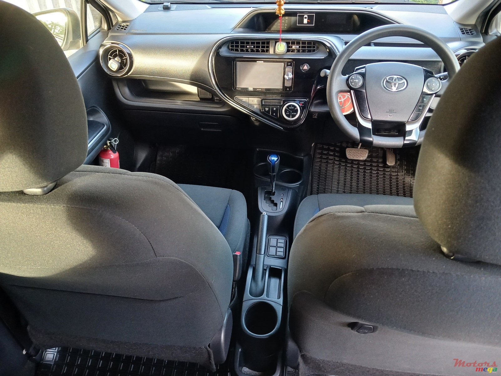 2017' Toyota Aqua New Shape photo #5