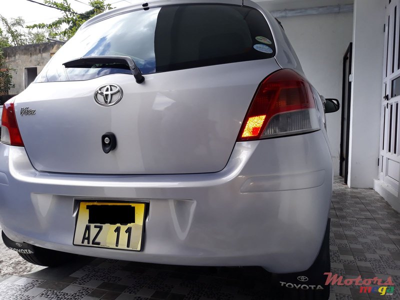 2011' Toyota Vitz photo #4