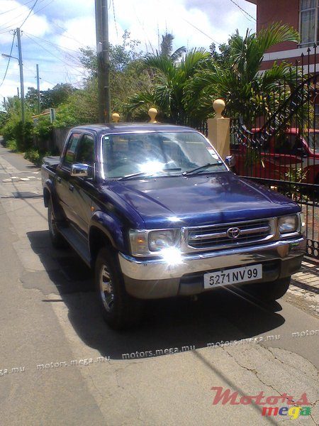 1999' Toyota Hilux 4x4 photo #2