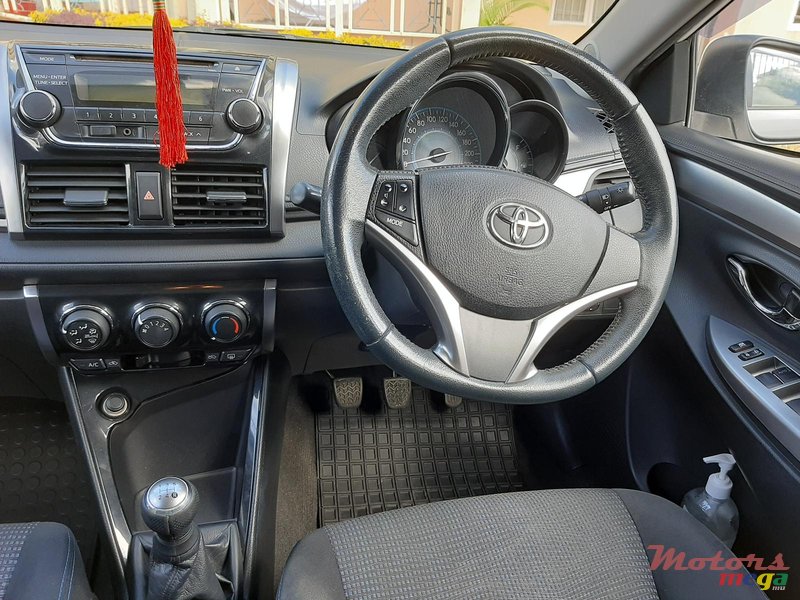 2014' Toyota Yaris photo #6