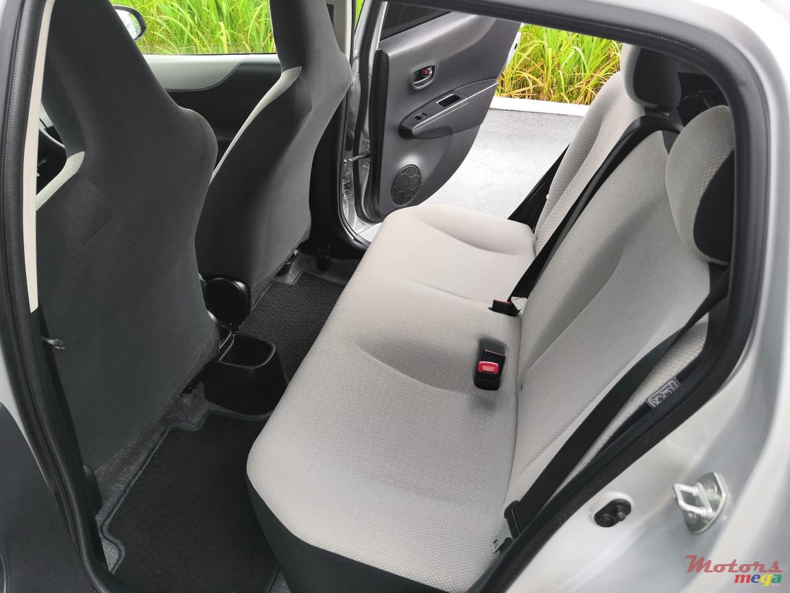 2011' Toyota Vitz 1300cc photo #2