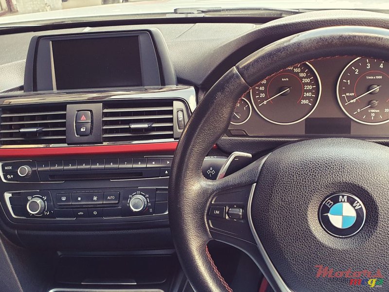 2012' BMW 3 Series 328i photo #1