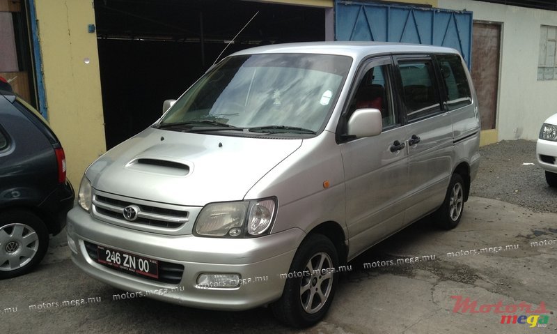 2000' Toyota Noah photo #2