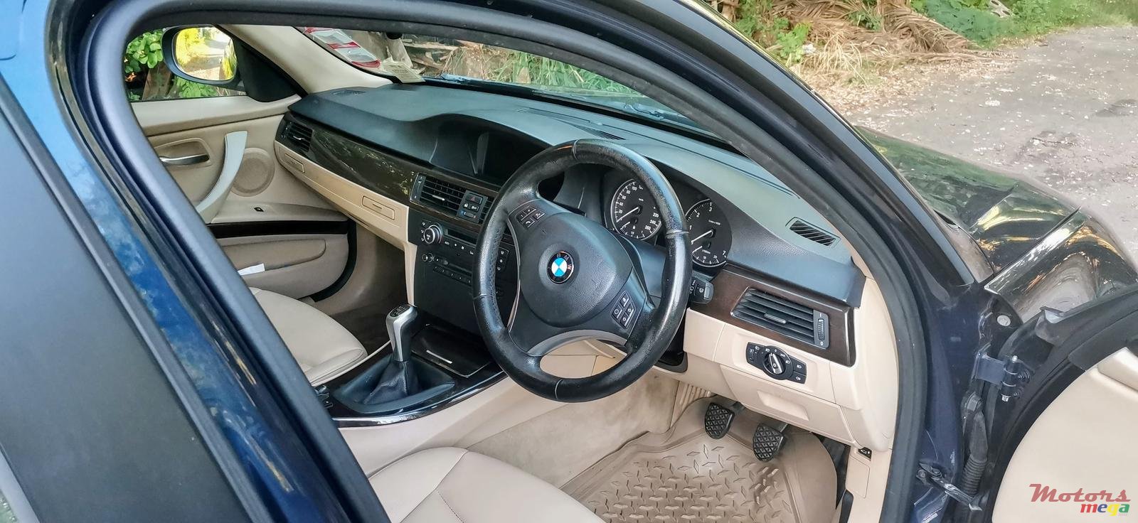 2011' BMW 3 Series photo #5