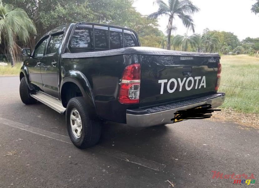 2013' Toyota Hilux photo #1