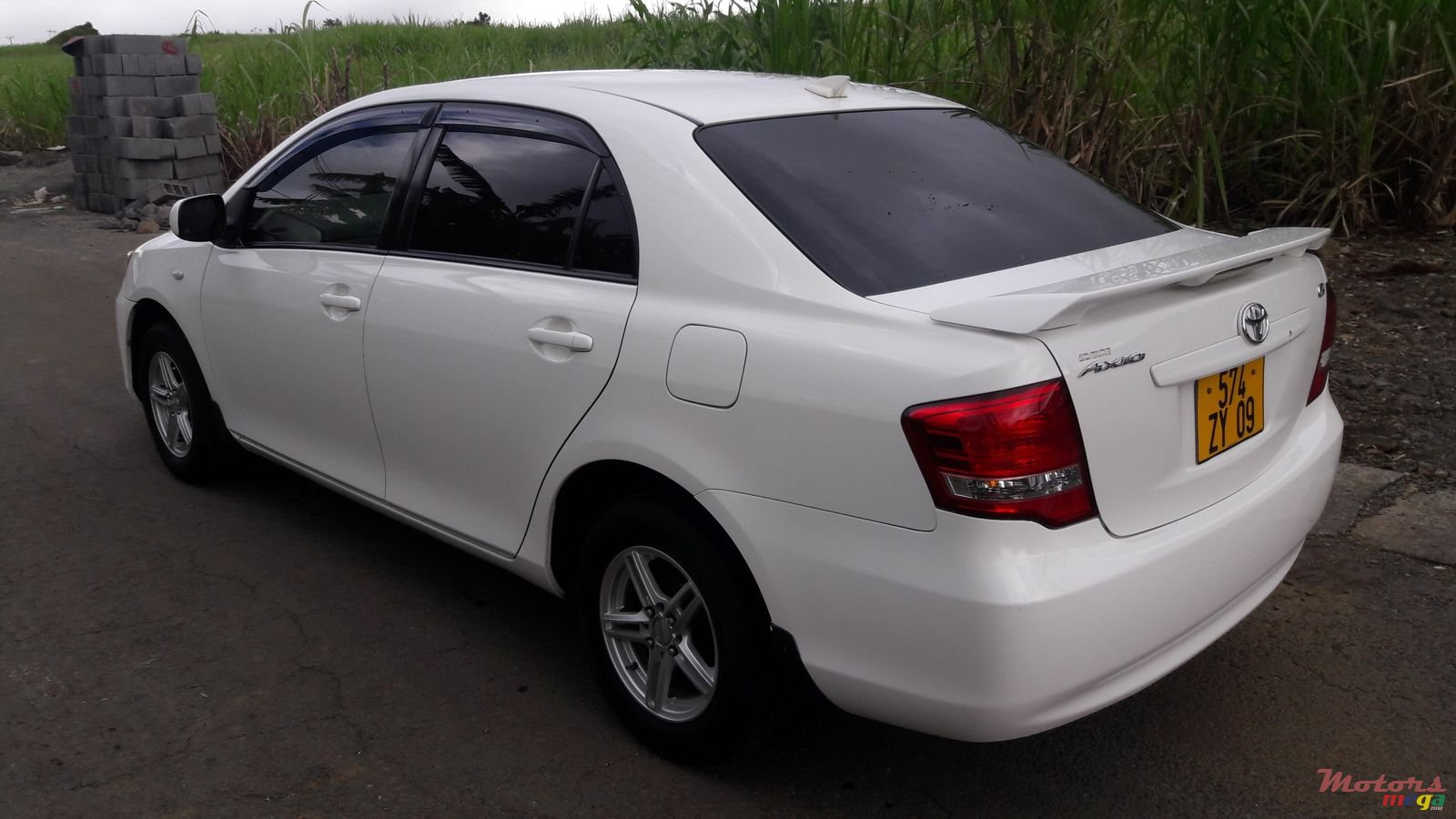 2009' Toyota Axio photo #2