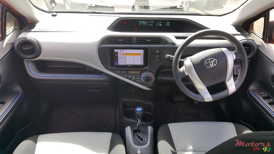 2014' Toyota Prius c photo #5