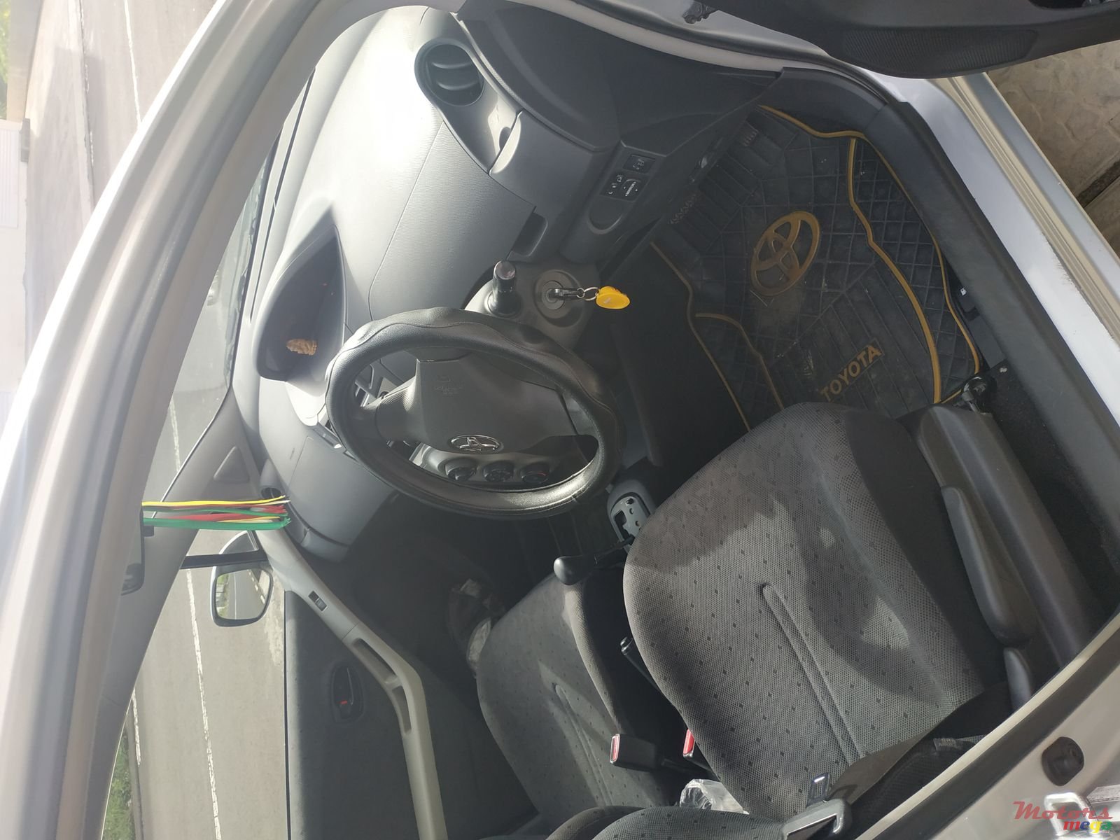 2010' Toyota Vitz photo #1