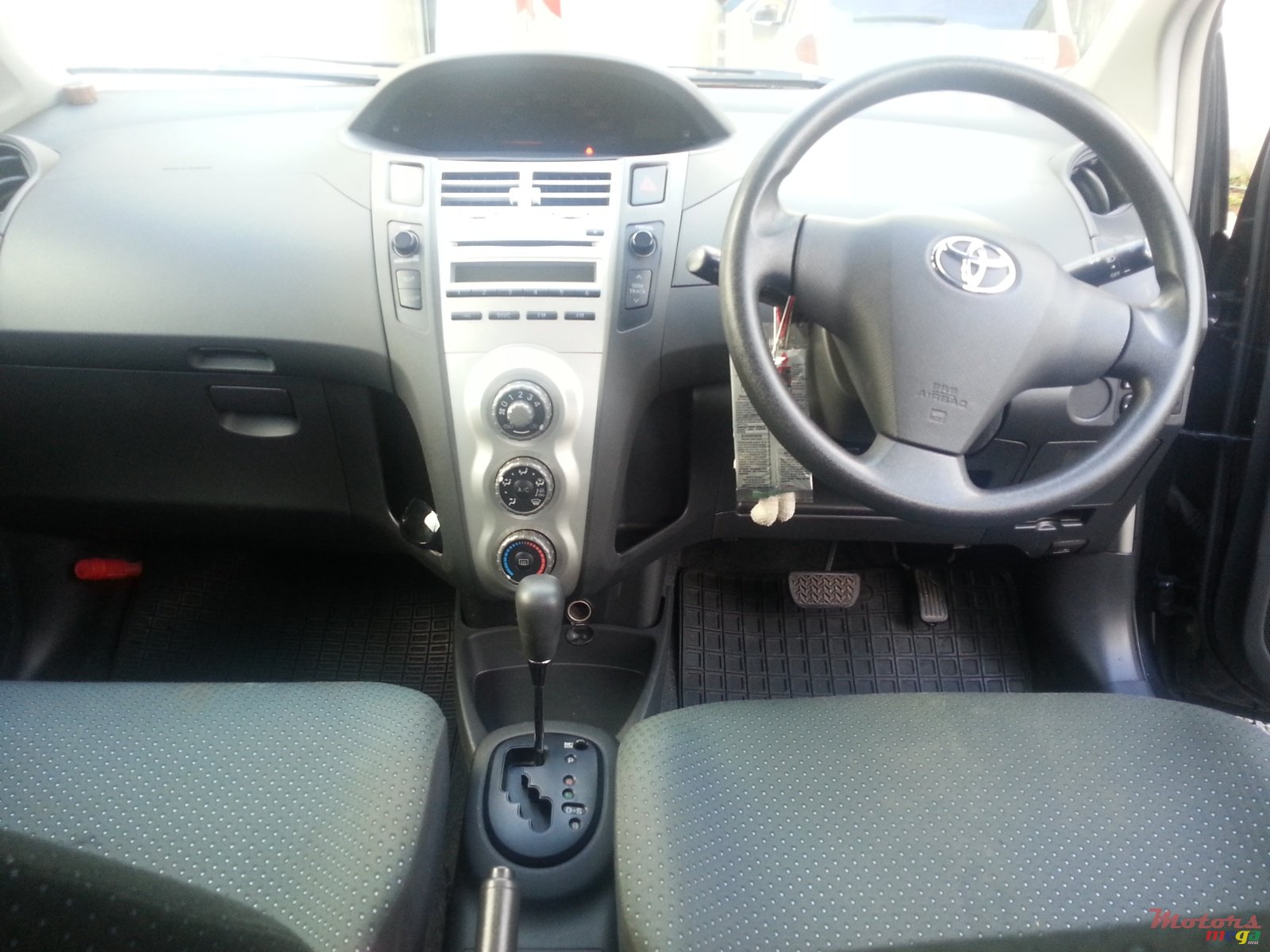 2006' Toyota Vitz photo #4