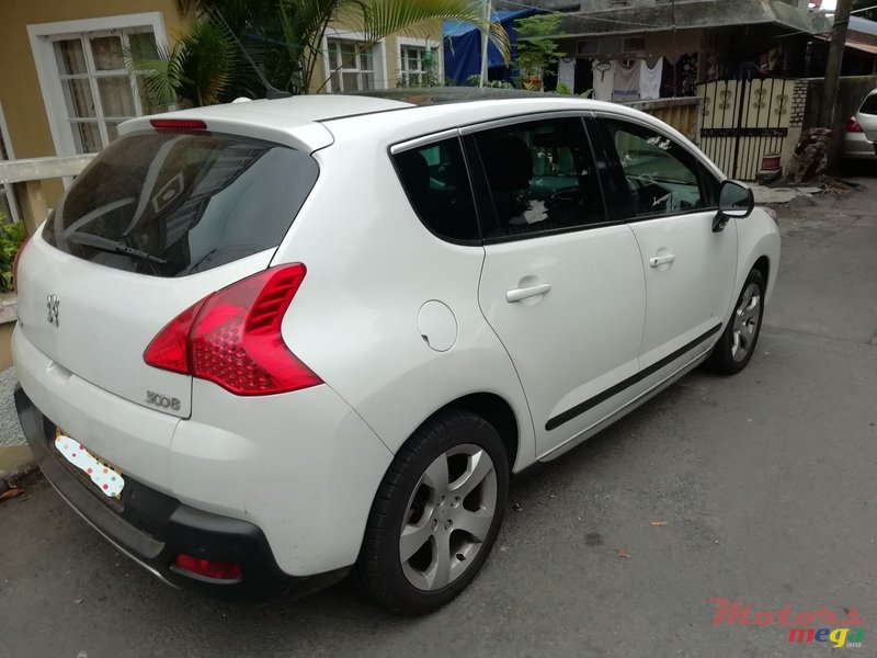 2011' Peugeot 3008 photo #2