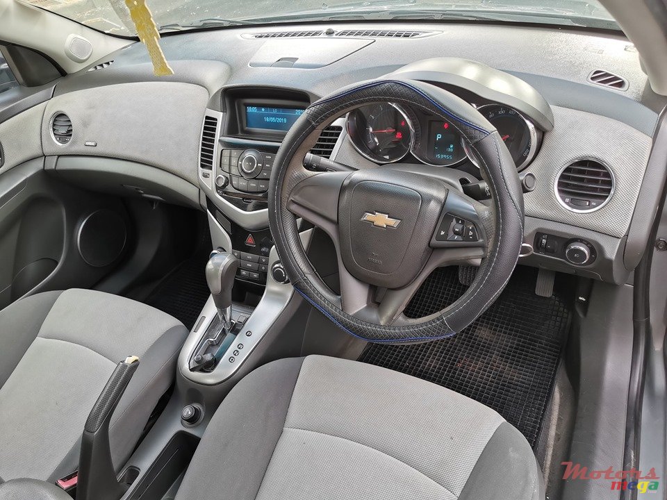 2009' Chevrolet Cruze LT photo #5