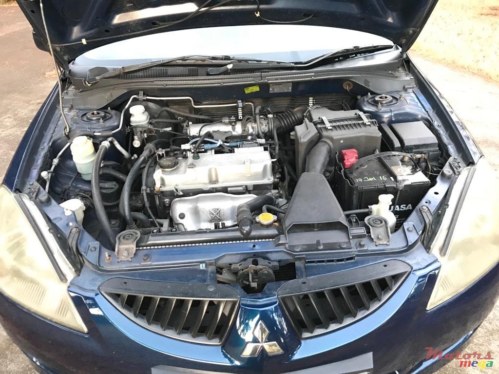 2004' Mitsubishi Lancer photo #5