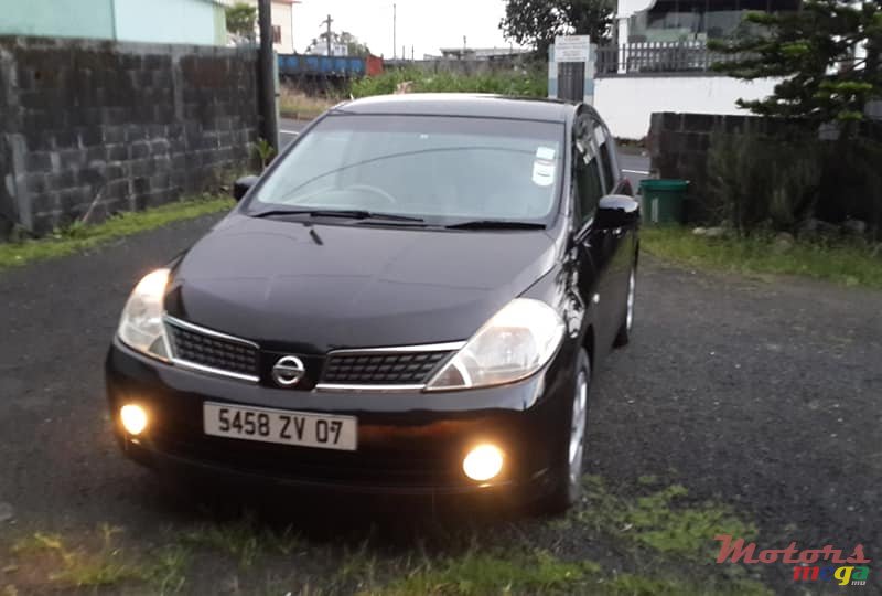 2007' Nissan Tiida Hatchback photo #3