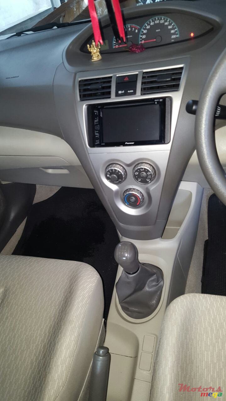 2013' Toyota Yaris photo #5