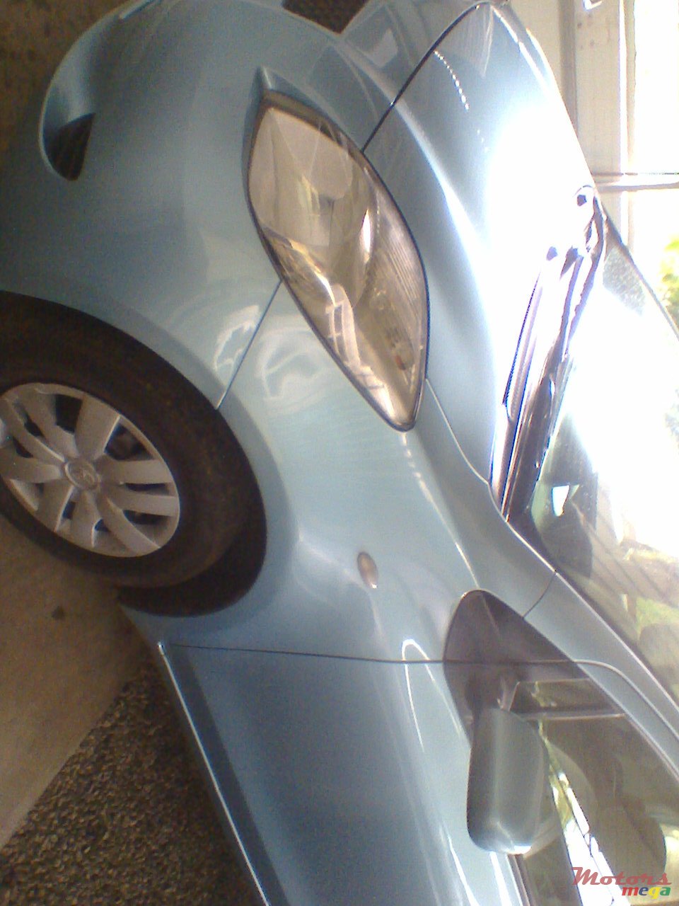2006' Toyota Vitz photo #1