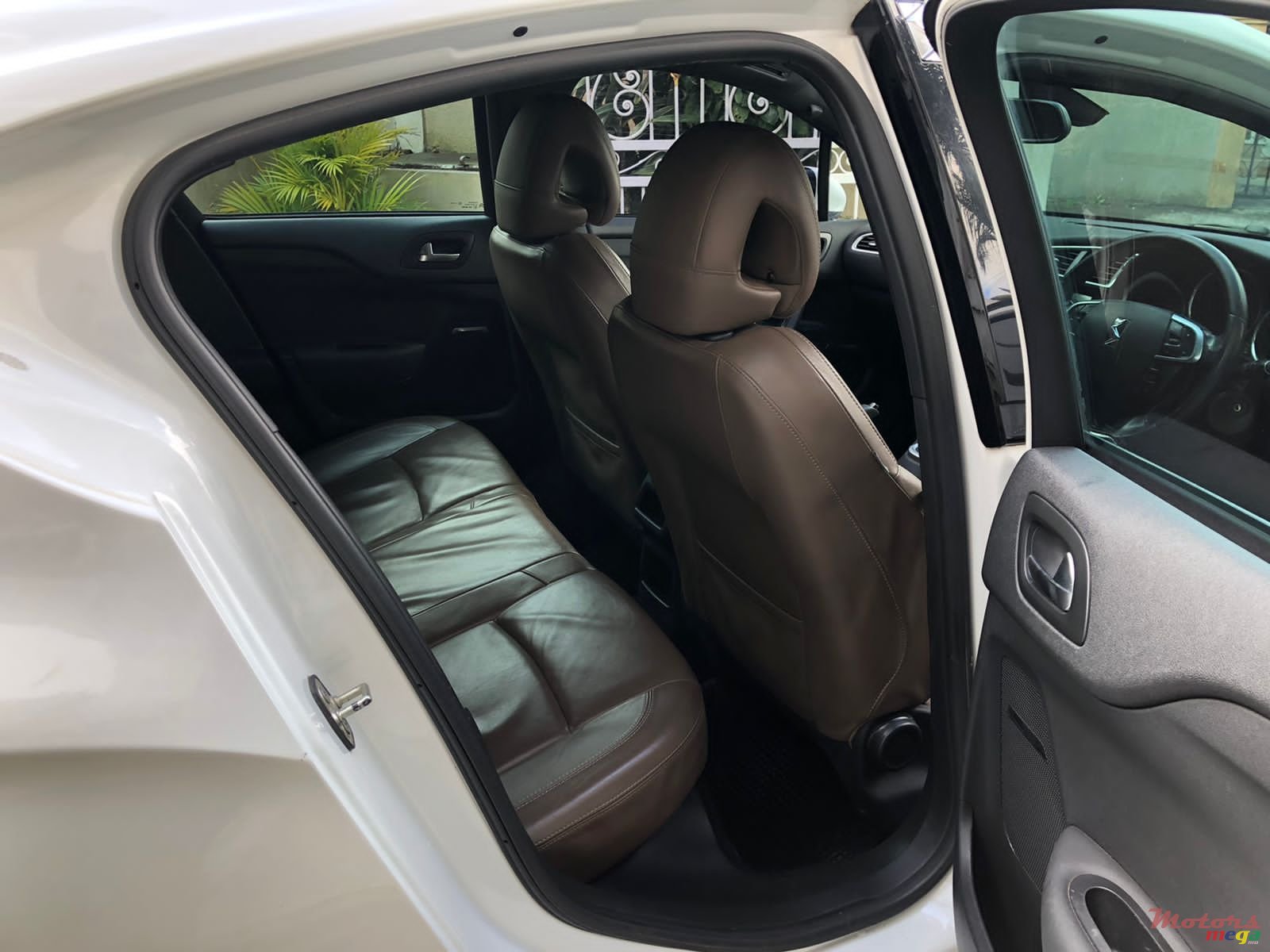 2012' Citroen DS4 photo #3