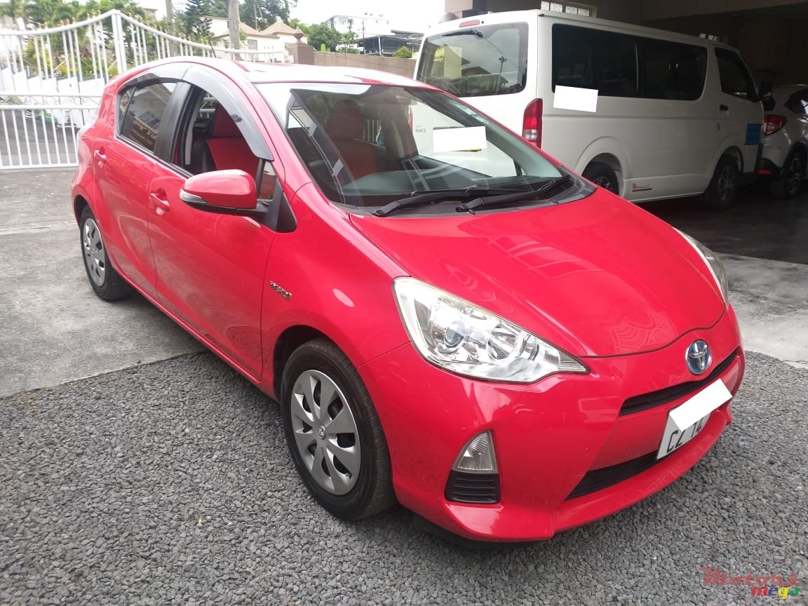 2014' Toyota Aqua Hybrid photo #3