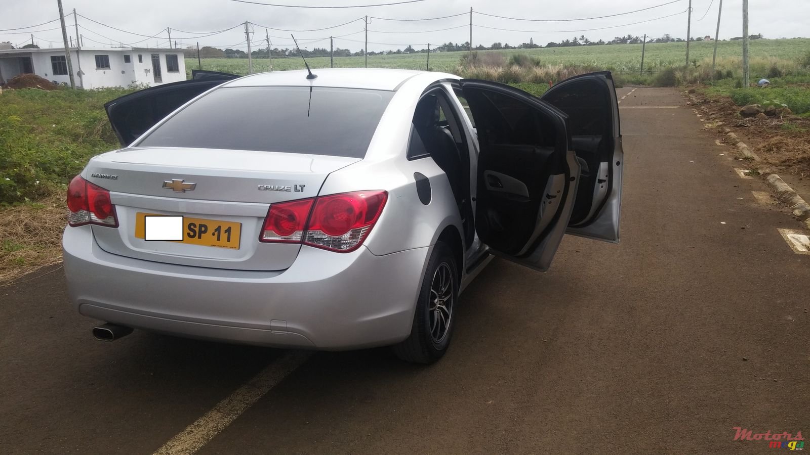 2011' Chevrolet Cruze photo #3