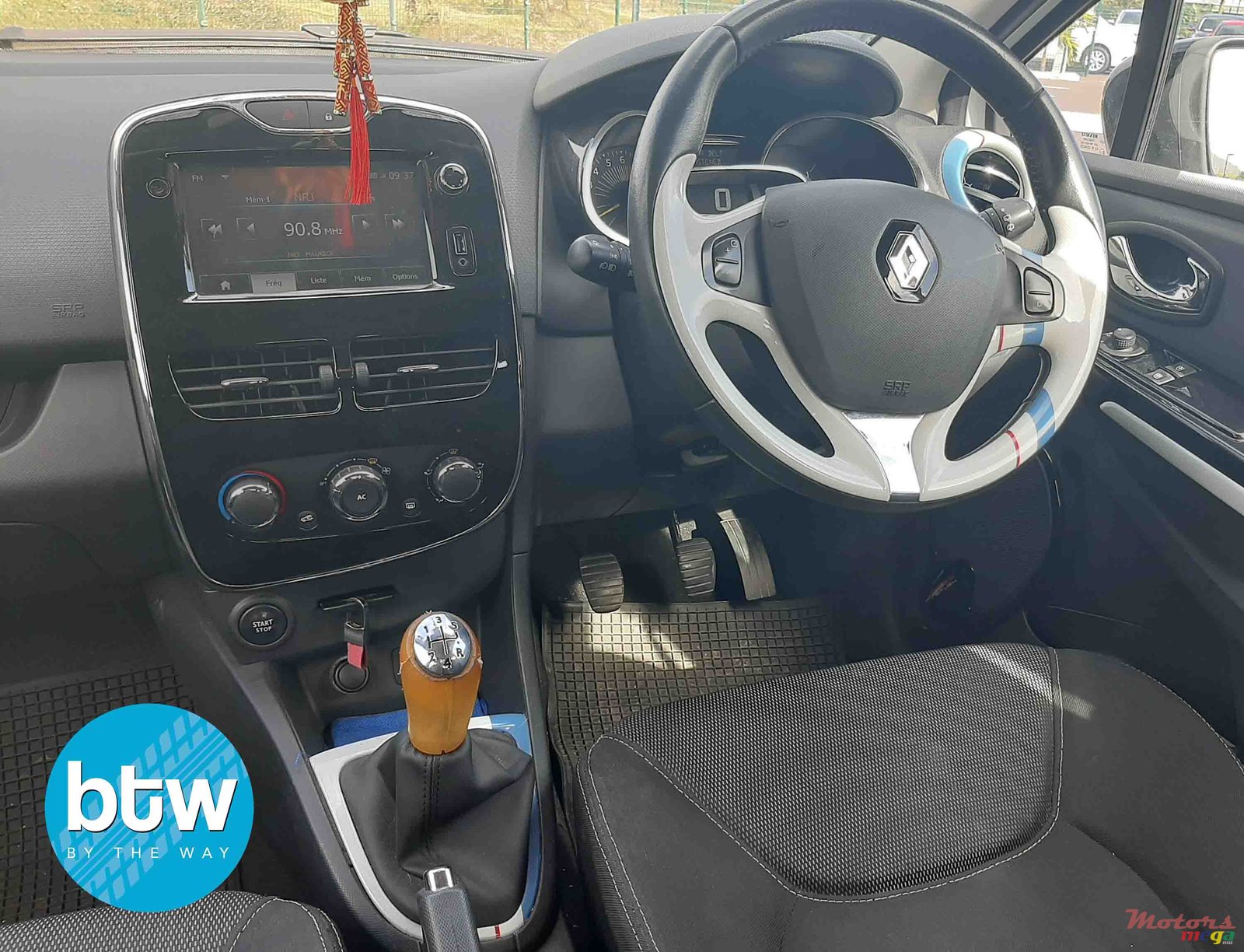 2015' Renault Clio photo #6