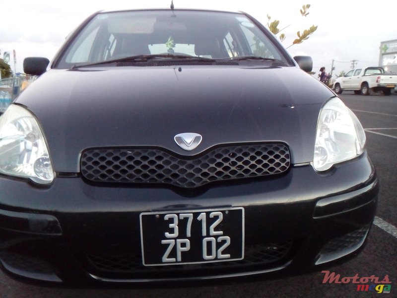 2002' Toyota Vitz photo #2