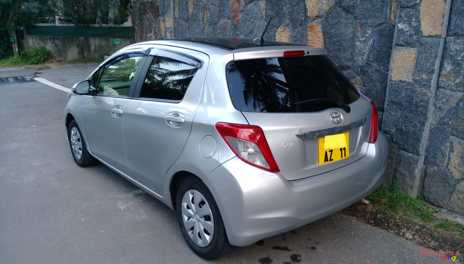 2011' Toyota Vitz photo #2