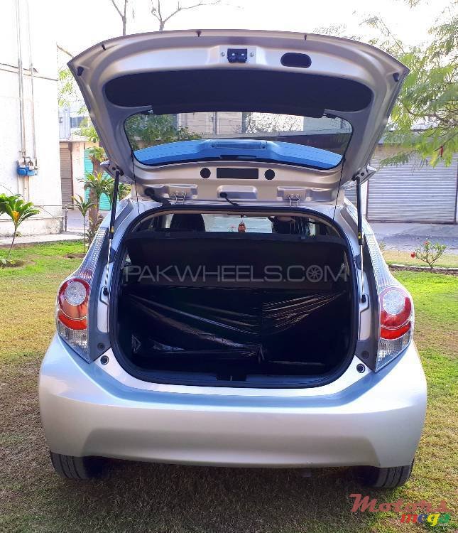 2014' Toyota Allex Aqua hybrid photo #5