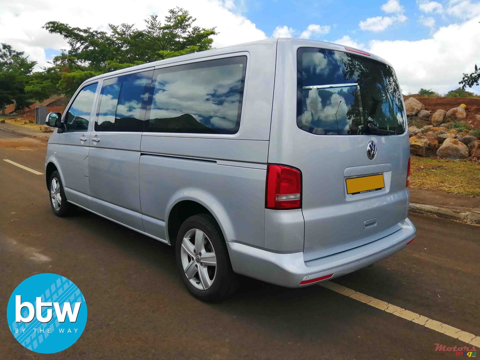 2015' Volkswagen Caravelle photo #3